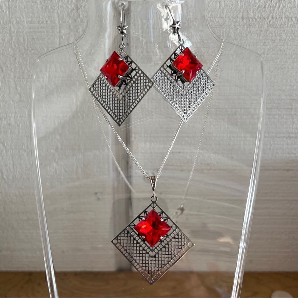 Necklace and earring set with red Swarovski crystals with silver design